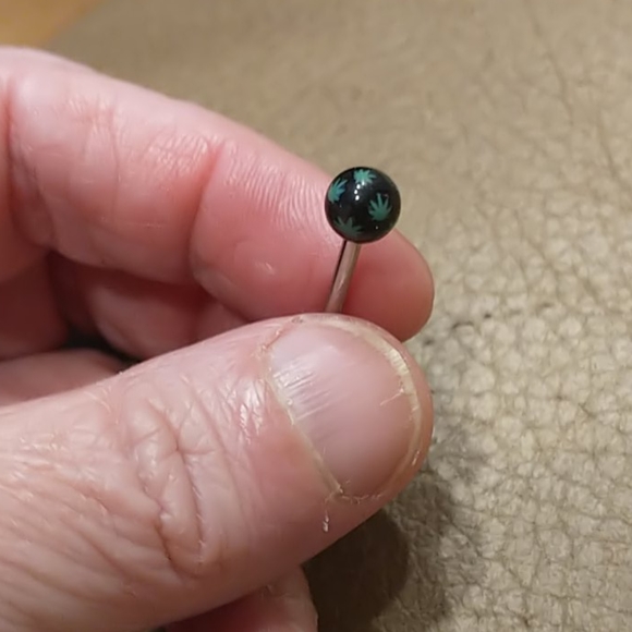 🇨🇦 NWOT Ganja leaf barbell 14g tongue bar - Picture 2 of 2